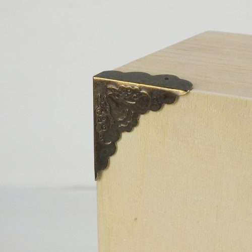 Fém sarokvédő 8db/cs + szögek