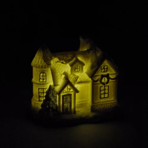 Fehér-ezüstvilágítós házikó közepes