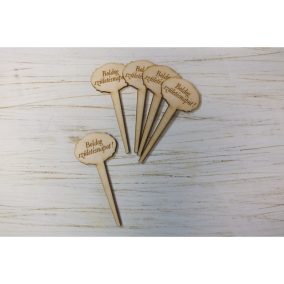   Natúr fa - Beszúrós "Boldog születésnapot!" gravírozott tábla 9cm 5db/csomag