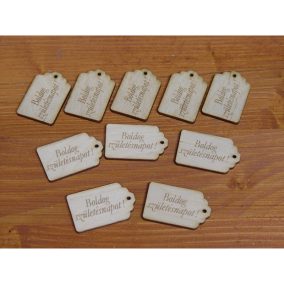   Natúr fa - "Boldog Születésnapot" gravírozott scrapbook táblák 3x4,5cm 10db/csomag