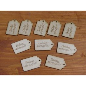   Natúr fa - "Boldog Névnapot" gravírozott scrapbook táblák 3x4,5cm 10db/csomag