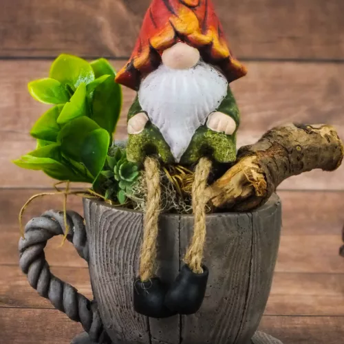 Lógólábú kerámia arcátlan manó levél sapkában