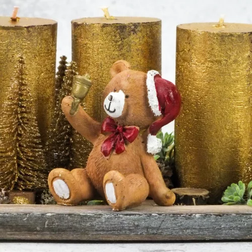 Kerámia barna ülő piros sapkás maci csengővel