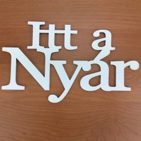   Fa - "Itt a Nyár" felirat koszorúra fehér 8x14cm