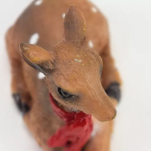 Kerámia fekvő barna őzike sállal