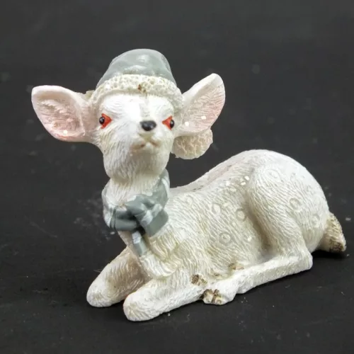 Kerámia glitteres fekvő fehér őzike sapkában 2 féle