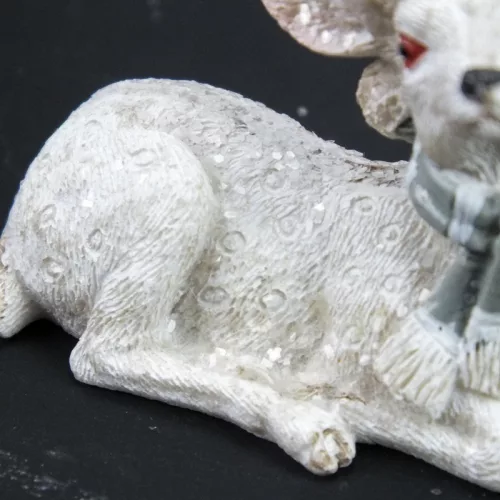 Kerámia glitteres fekvő fehér őzike sapkában 2 féle