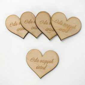   Natúr fa - " Oda vagyok érted" gravírozott szív 4x4,5cm 5db/csomag