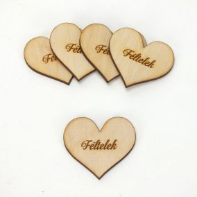   Natúr fa - " Féltelek" gravírozott szív 4x4,5cm 5db/csomag