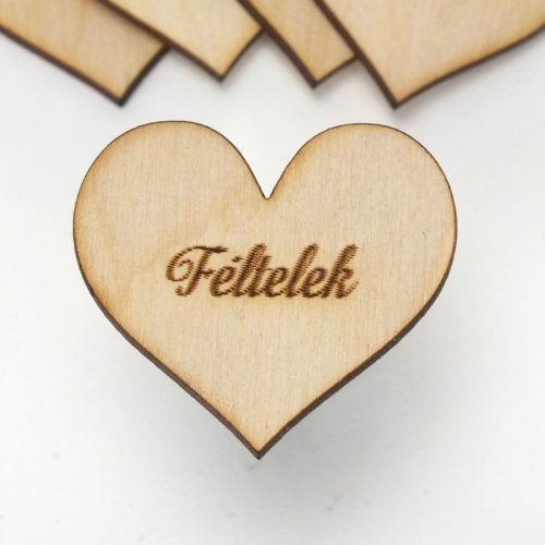 Natúr fa - " Féltelek" gravírozott szív 4x4,5cm 5db/csomag