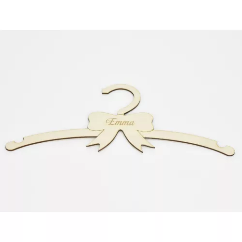 Natúr fa - Gyerek vállfa egyedi név gravírozással 13x30cm