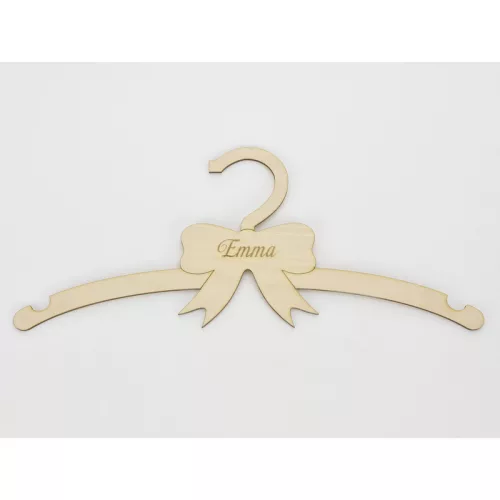 Natúr fa - Gyerek vállfa egyedi név gravírozással 13x30cm