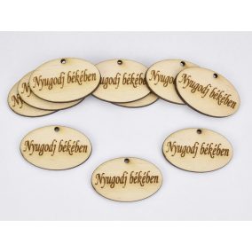   Natúr fa -"Nyugodj békében!" ovál gravírozott tábla 2,5x4cm 10db/csomag