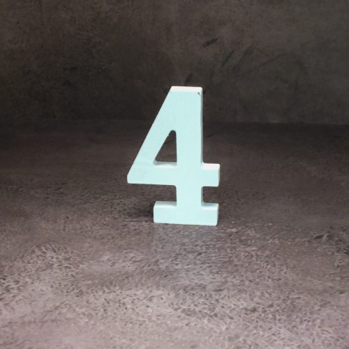 Fa asztalszámok fehér 4-es 1db/csomag