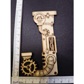   Dekoratív steampunk fa betű "J" – kb. 8,5 × 10 cm