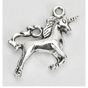 Medál - ezüst színű unikornis, 2 x 2,5 cm