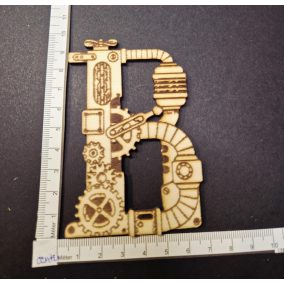 Dekoratív fa steampunk „B” betű – 8,5 × 10 cm