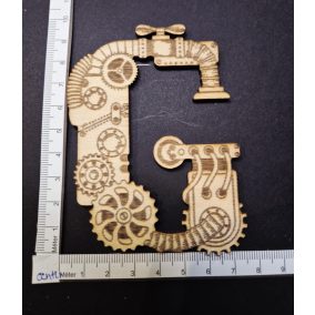   Dekoratív steampunk fa betű "G" – kb. 8,5 × 10 cm