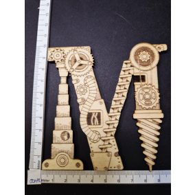   Dekoratív fa steampunk "M" betű – kb. 8,5 × 10 cm