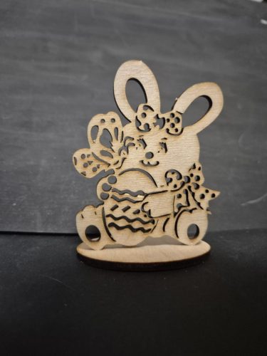 Fából készült nyuszifigura tojással, talppal (8x6 cm)