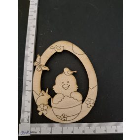 Fából készült csirkefigura tojásban (9x6,5 cm)