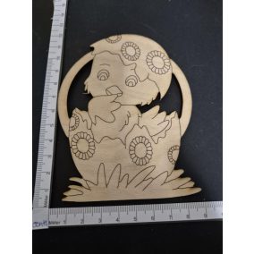   Fából készült csirkefigura tojással, kosárban (12x9 cm)