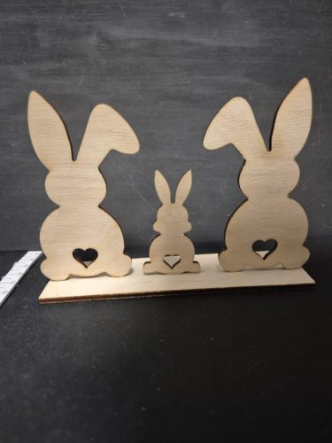 Három fa nyuszifigura (10x15 cm).