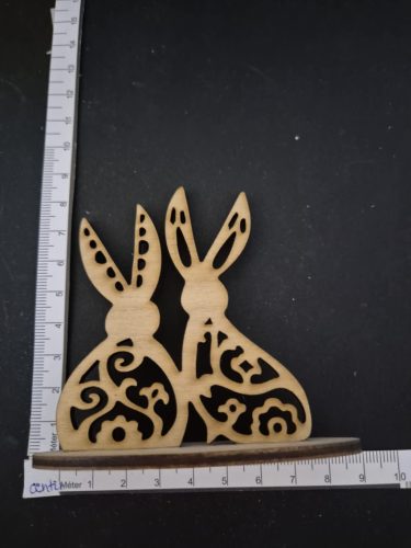 Kettő fa nyuszifigura (8x9 cm).